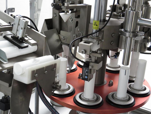 Automatische Maschine zur Füllung und Abdichtung von Weichröhren aus Kunststoff oder Laminat