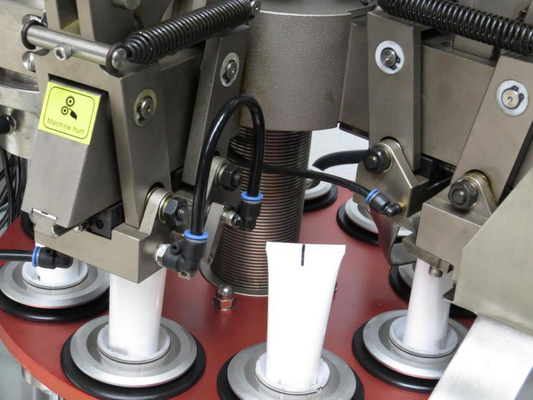 Automatische Maschine zur Füllung und Abdichtung von Weichröhren aus Kunststoff oder Laminat