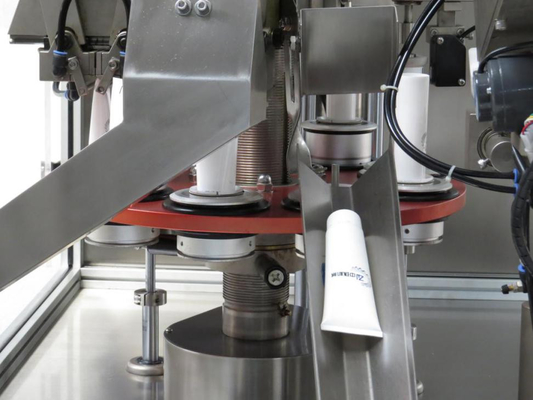 Automatische Maschine zur Füllung und Abdichtung von Weichröhren aus Kunststoff oder Laminat
