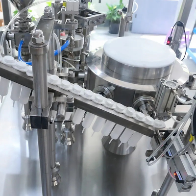 Verpackung aus Plastikpaste Gel, Verteilung von Tierspritzen, Füll- und Verschlussmaschine
