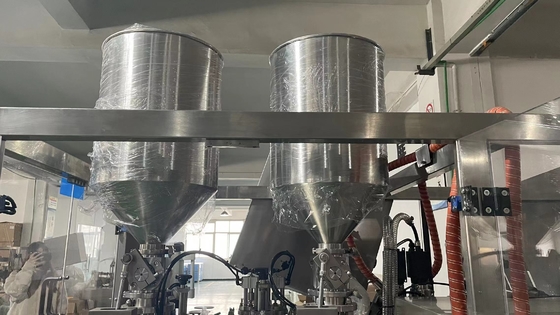 Maschine zur Befüllung von Weichrohren aus Kunststoff-Verbundwerkstoffen und zum Versiegeln der innerer Heizung mit Kühler für Handcreme