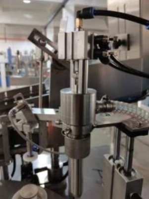 Halbautomatische Packmaschine zur Befüllung und Versiegelung von Weichröhren