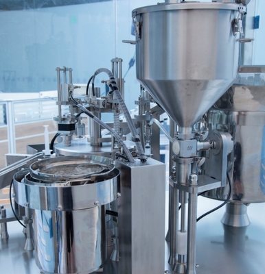 Einweg-Paste-Spritze-Füllmaschine Doppelköpfe Vorgefüllte Spritze Gel Plastik-Spritze-Füllstoff