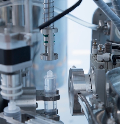 Einweg-Paste-Spritze-Füllmaschine Doppelköpfe Vorgefüllte Spritze Gel Plastik-Spritze-Füllstoff