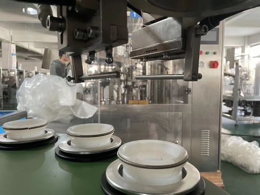 Automatische Maschine zur Füllung und Abdichtung von Weichröhren aus Kunststoff oder Laminat