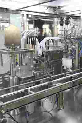 Hochgeschwindigkeits-Automatisierte RTU-Füllmaschine für vorgefüllte Spritzen zur Herstellung steriler Arzneimittel